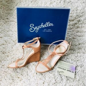 🌟 NWT Seychelles Nude SHATTER Leather Wedge